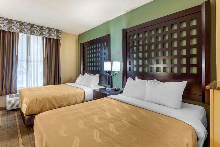 2 Queen Beds (6 of 14)