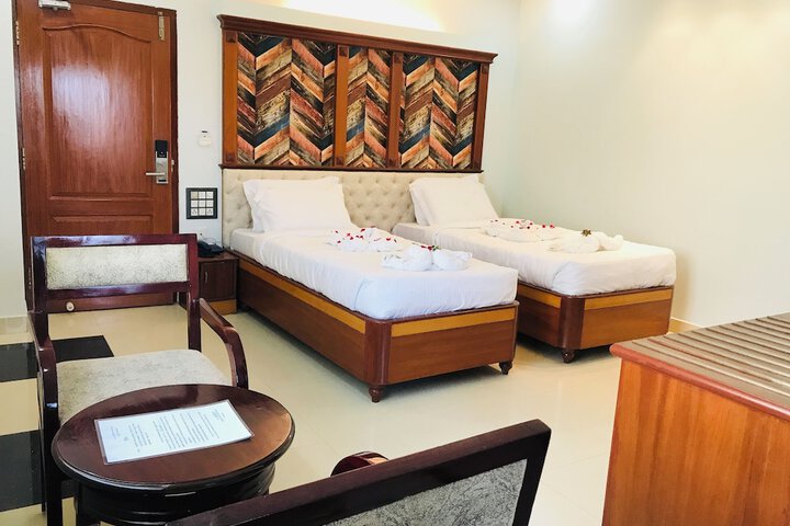 Room 6 of 12
