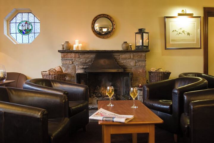 Lounge 33 of 41