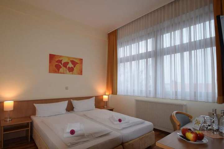 Room 12 of 25