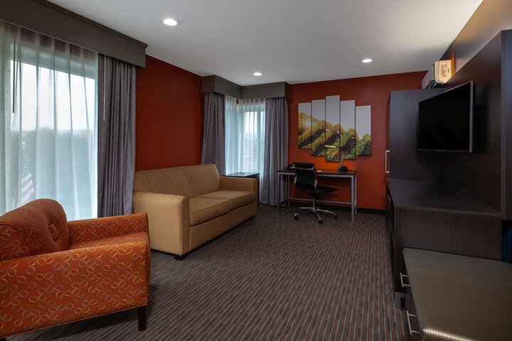 1 King Bed (5 of 12)