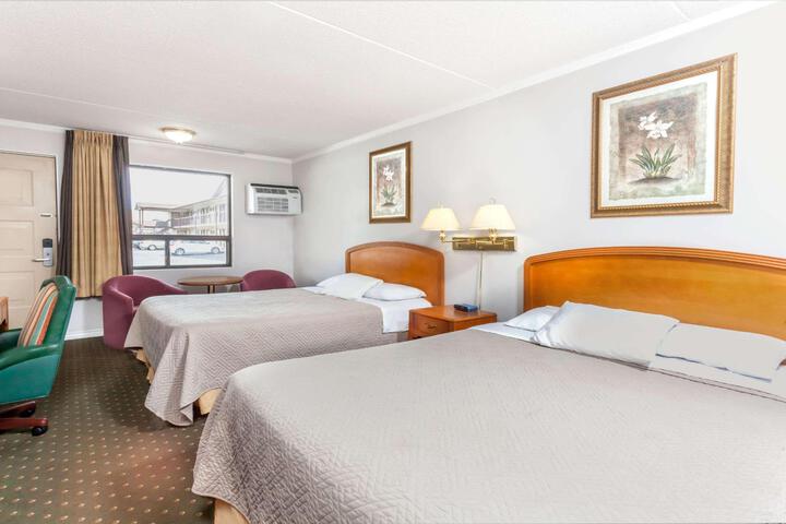 2 Queen Beds Family Room (5 of 22)