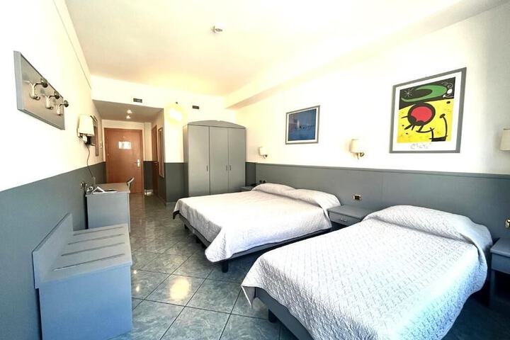 Room 8 of 62