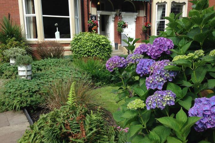 ROSTREVOR GUEST HOUSE