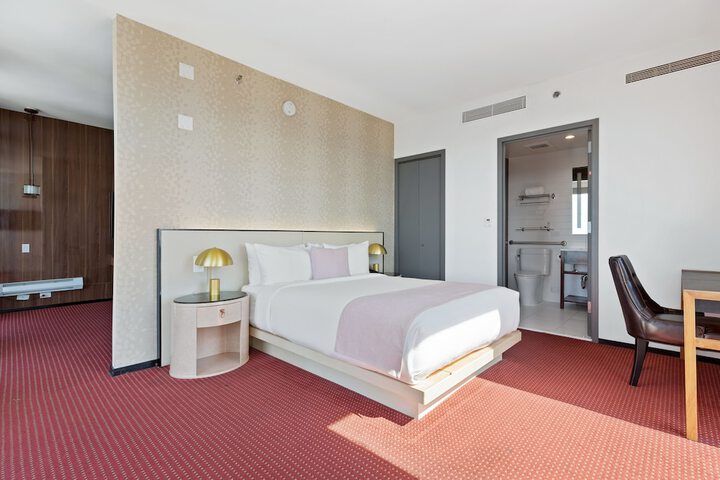 Deluxe Queen Bed (9 of 14)