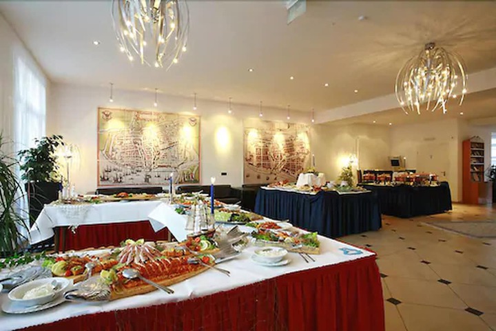 Dining 38 of 42
