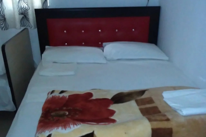 Room 5 of 10