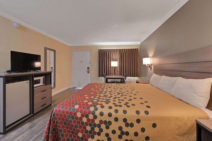 1 King Bed (3 of 12)