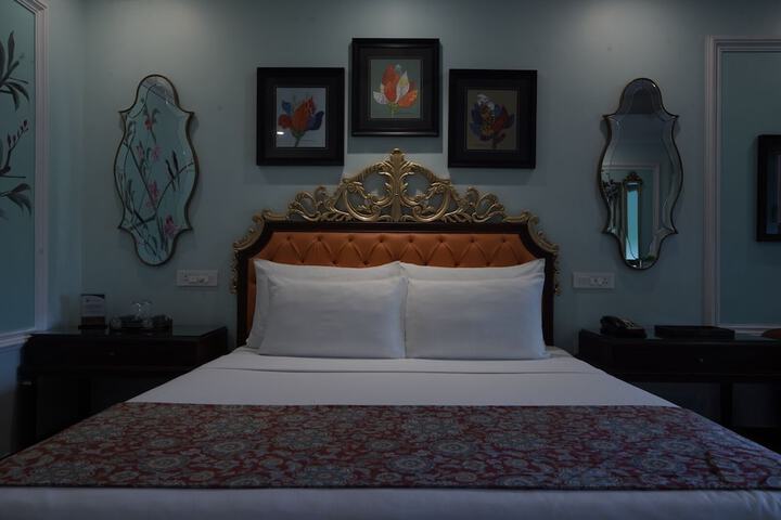 Room 11 of 32