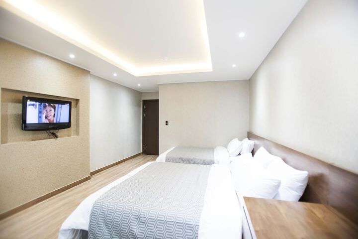 Room 6 of 119