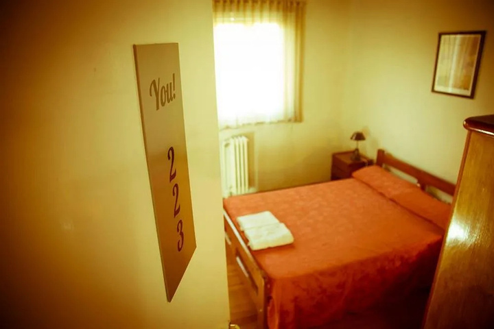 Room 6 of 15