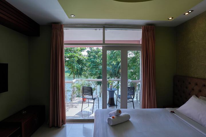 Room 10 of 20