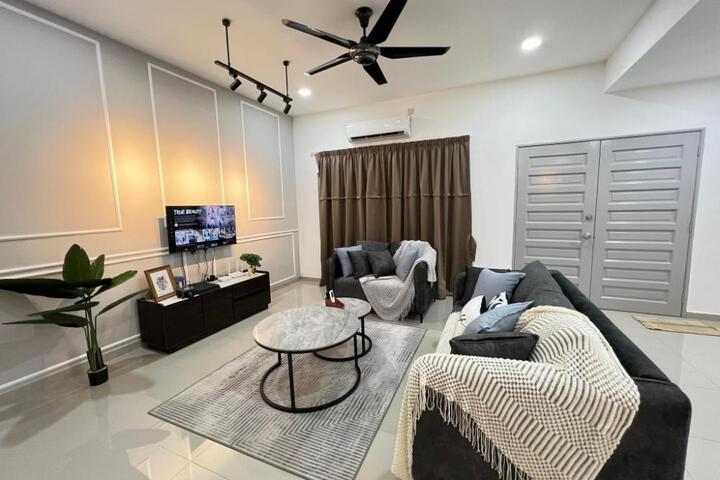 FunkyVila4 14Pax 4BR Near188Tower HTAA ArtStreet
