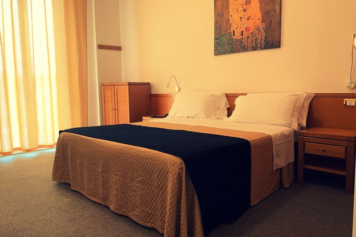 Room 9 of 48
