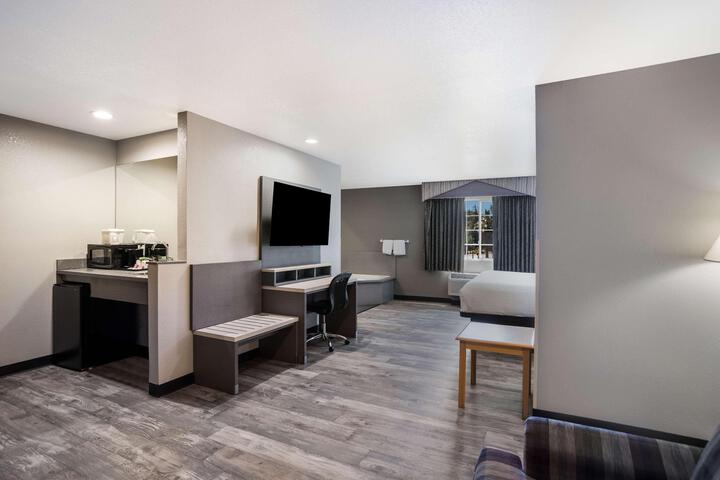 Suite 1 King Bed Jetted Tub Sofa Microwave and Refrigerator WiFi Continental Breakfast (7 of 10)