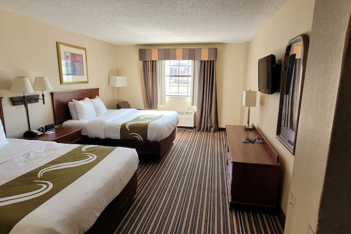 2 Queen Beds (1 of 12)