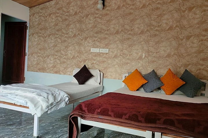 Room 7 of 12