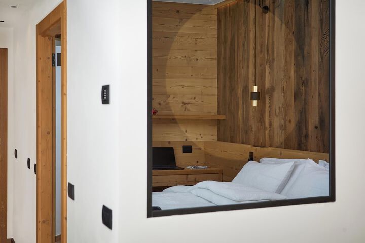 Room 4 of 61