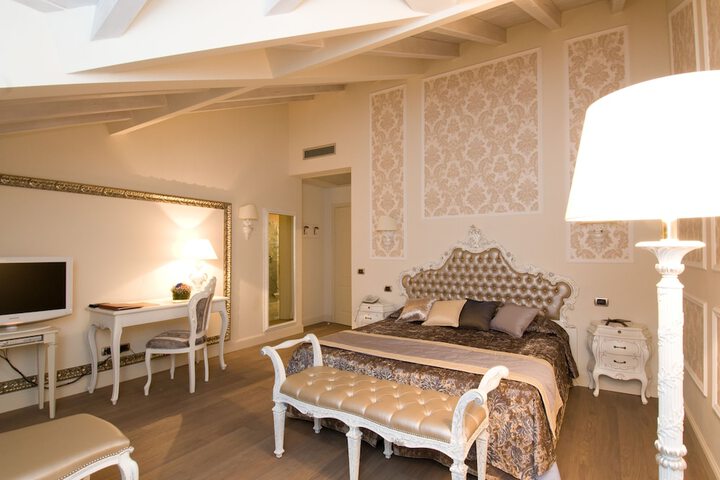 Room 4 of 111