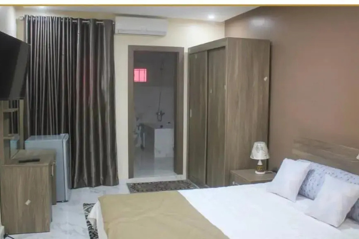 Room 5 of 11