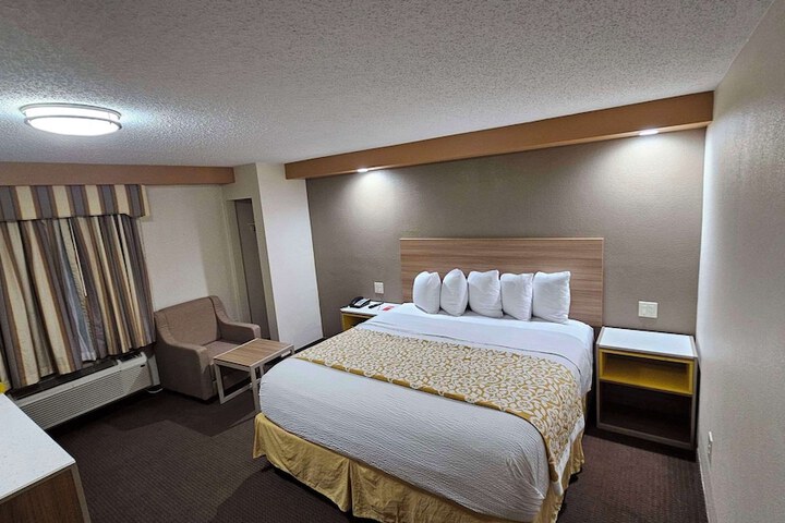1 King Bed (11 of 14)