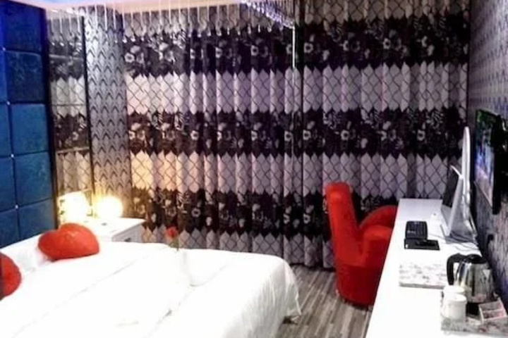 Room 3 of 8