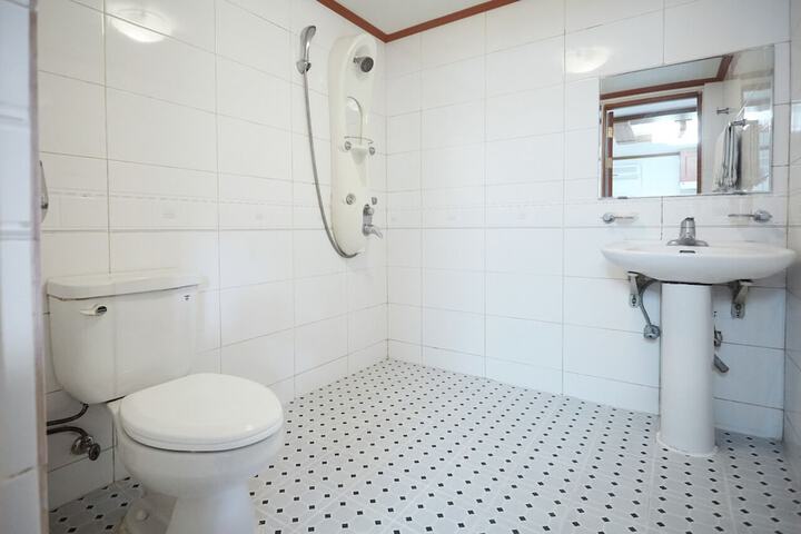 Room 2 of 82