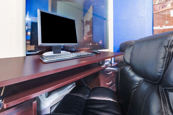 Business Center 14 of 17