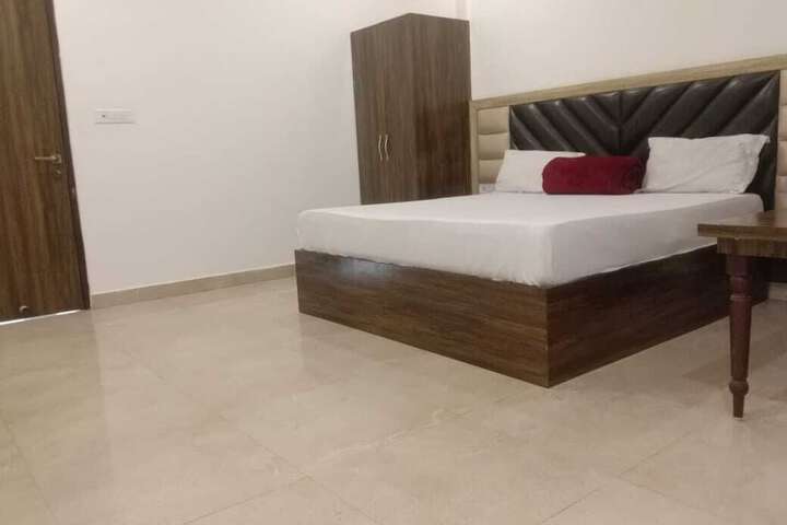 Room 6 of 16