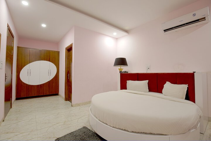 Room 27 of 34