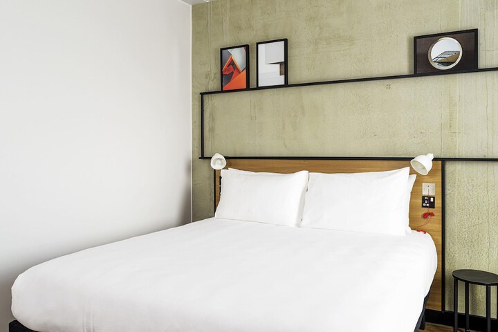 Room 3 of 44