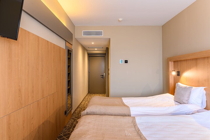 Room 27 of 65