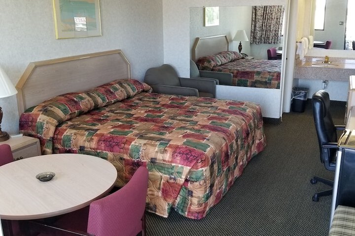 1 King Bed (4 of 7)