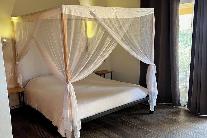 Room 4 of 32