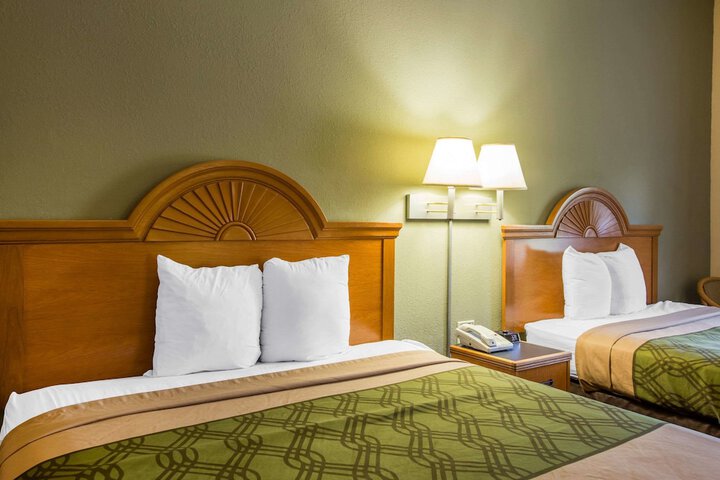 1 Queen Bed (4 of 11)