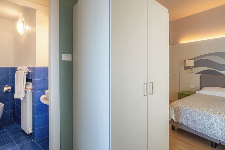 Room 72 of 241