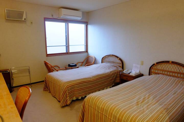 Room 6 of 32