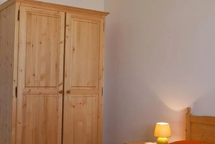 Room 2 of 10