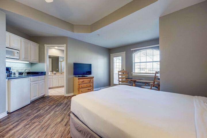 2 Queen Beds (5 of 12)