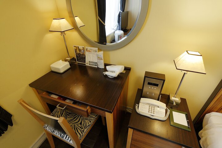 Room 11 of 40