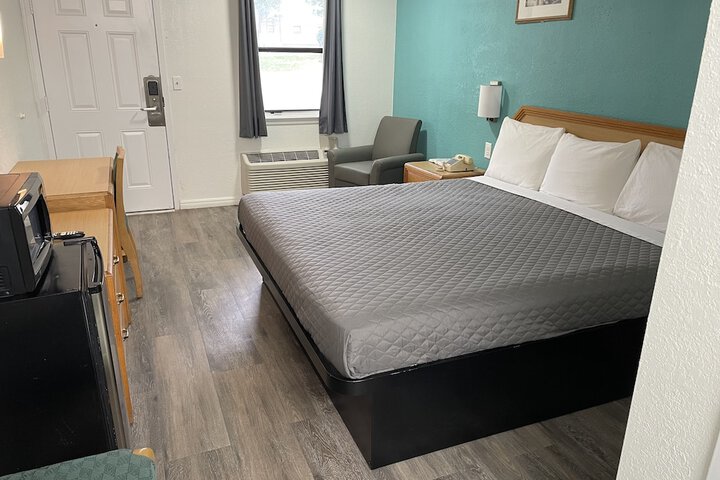 1 King Bed (2 of 6)