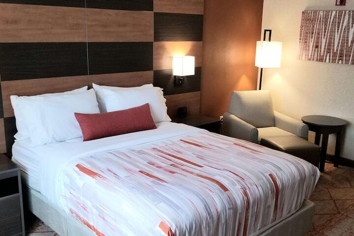 2 Queen Beds Communication Assistance Pillow Top Mattress Microwave and Refrigerator Full Breakfast (5 of 14)