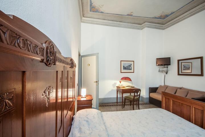 Room 25 of 58
