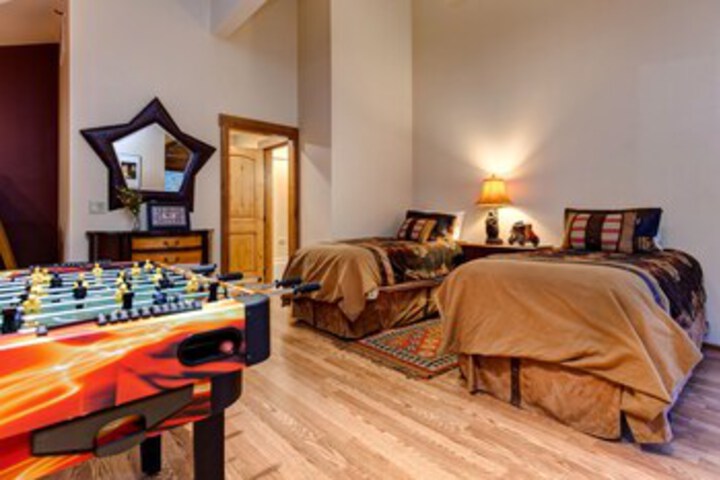 Room 16 of 28