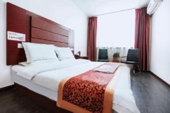 Room 7 of 9