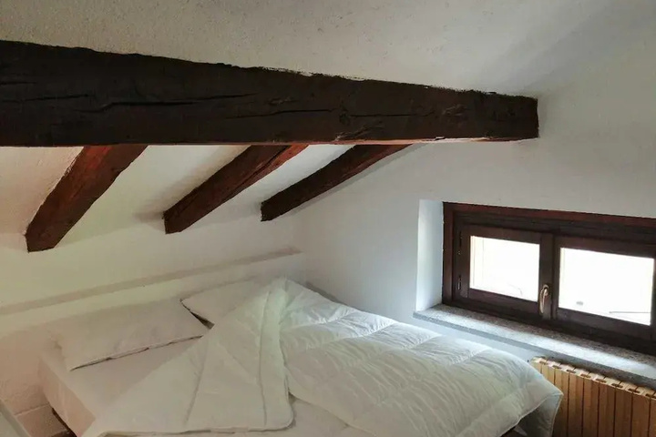 Room 2 of 9