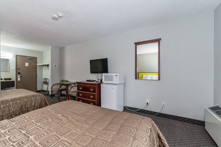Honeymoon Single Room 1 Queen Bed No Windows (17 of 27)