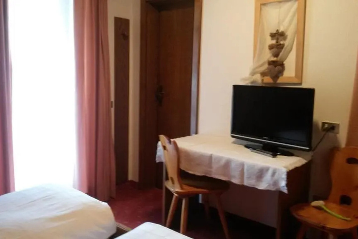 Room 6 of 9