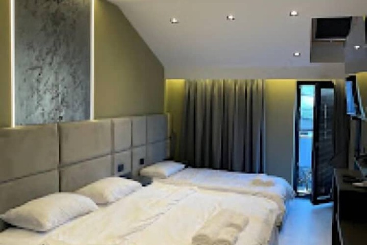 Room 2 of 7