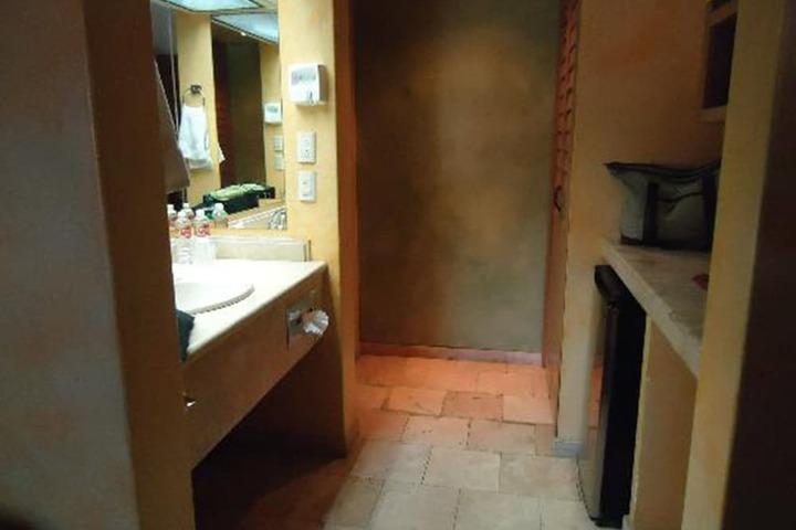 Room 6 of 11